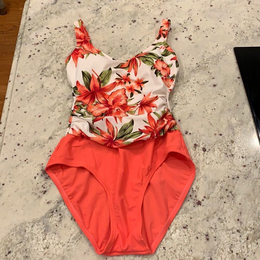Beach Bay Hibiscus Floral Swimsuit sz 8